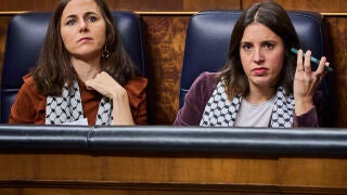 Ione Belarra e Irene Montero durante la segunda jornada del pleno de investidura en el Congreso de los Diputados. &copy; Alberto R. Rold&aacute;n / Diario La Raz&oacute;n. 16 11 2023