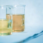 Probetas con aceite industrial usado y bases regeneradas