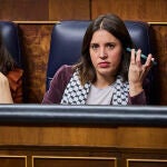 Ione Belarra e Irene Montero durante la segunda jornada del pleno de investidura en el Congreso de los Diputados. © Alberto R. Roldán / Diario La Razón. 16 11 2023