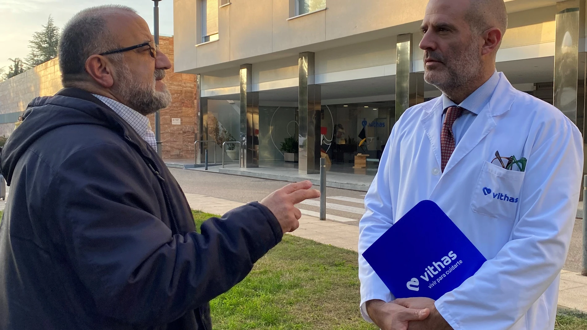 Dr. Asier Leivar junto a Marcos Martínez, paciente de cáncer de próstata
