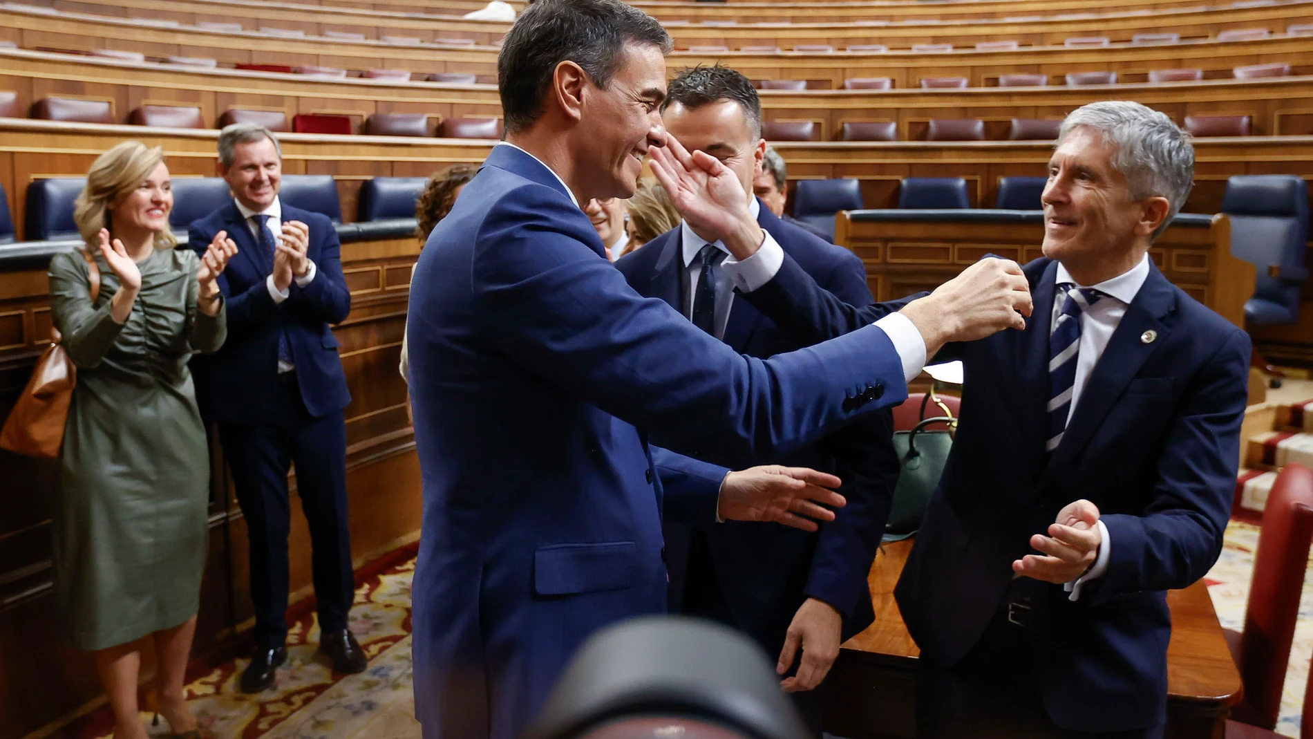 MADRID, 16/11/2023.- El secretario general del PSOE, Pedro Sánchez (i), reelegido presidente del Gobierno por mayoría absoluta este jueves en el Congreso recibe la felicitación del diputado socialista Fernando Grande Marlaska (d). EFE/Juan Carlos Hidalgo