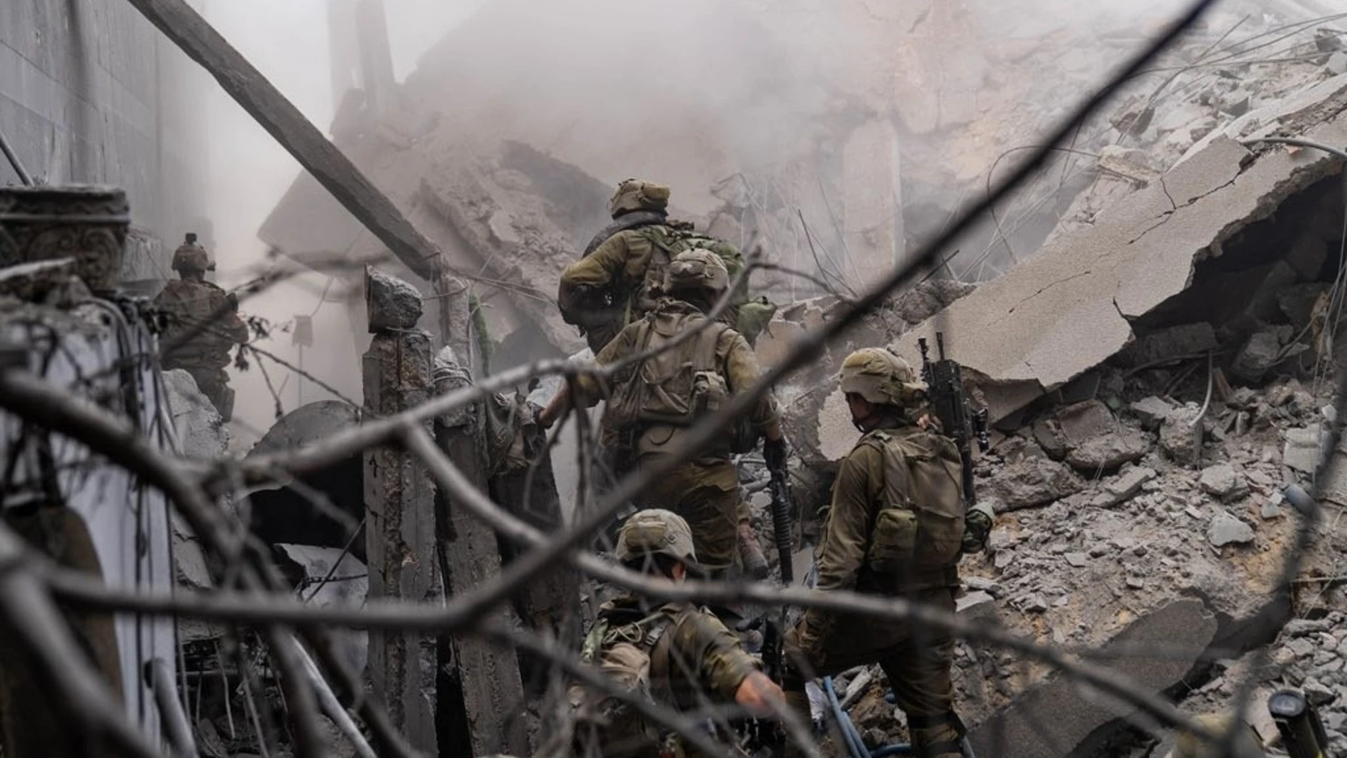 Militares israelíes en las ruinas de un edificio de la Franja de Gaza FUERZAS DE DEFENSA DE ISRAEL 16/11/2023