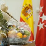 La cesta de frutas que ha recibido Ayuso