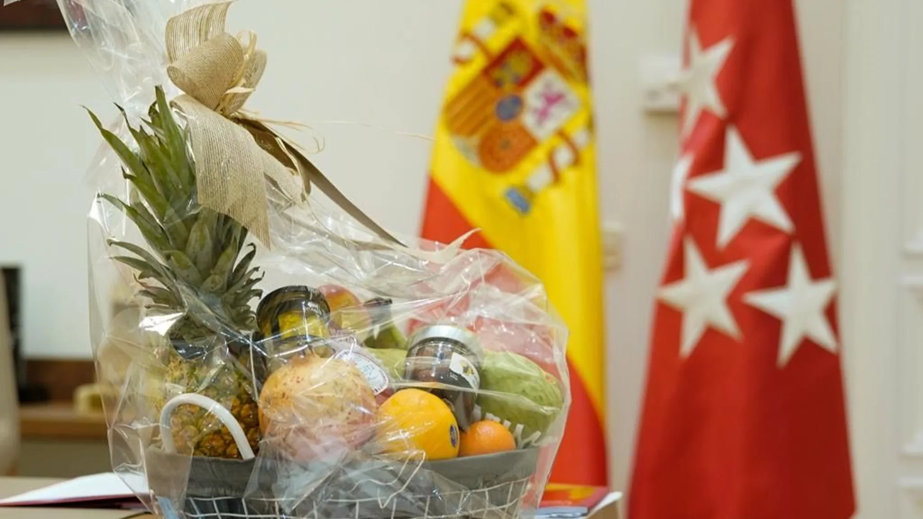 La cesta de frutas que ha recibido Ayuso