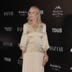 Carmen Lomana con vestido satinado.