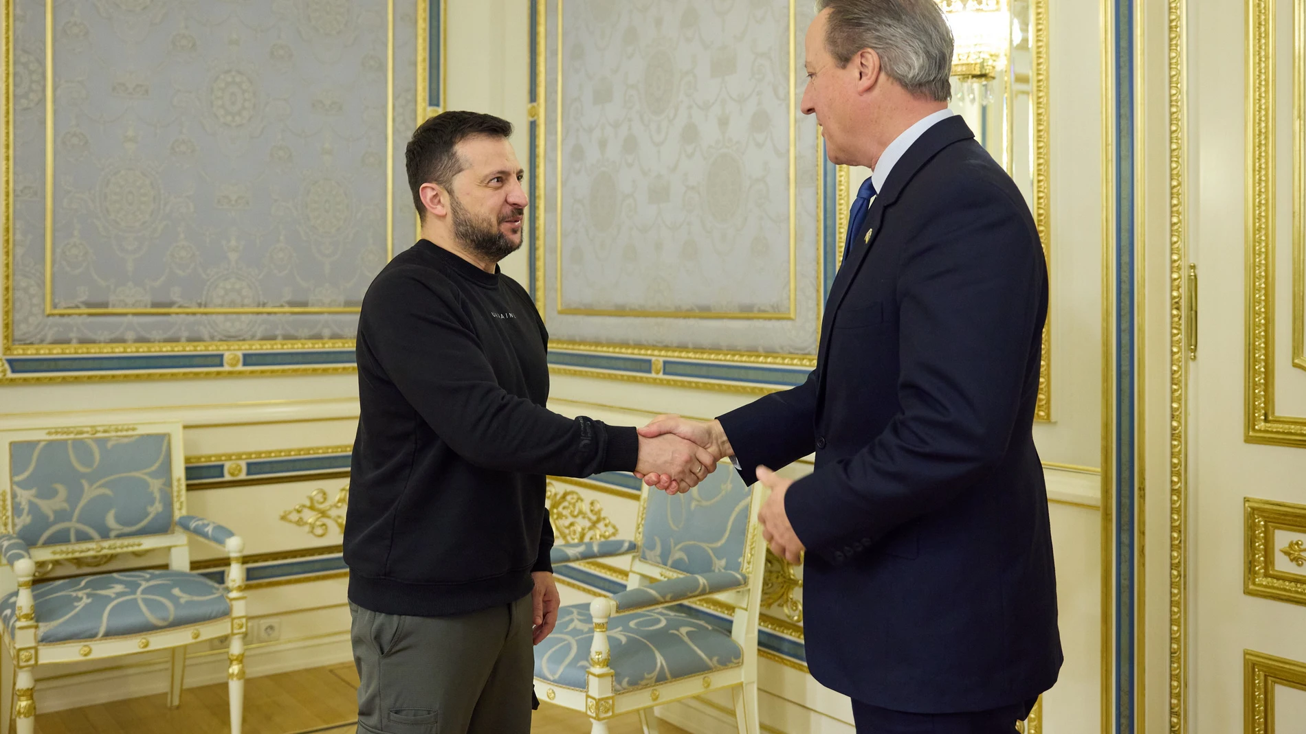 Kyiv (Ukraine), 16/11/2023.- A handout photo made available by the Ukrainian Presidential Press Service shows Ukraine's President Volodymyr Zelensky (L) welcoming Britain's Foreign Secretary David Cameron prior to a meeting in Kyiv (Kiev), Ukraine, 16 November 2023. Britain's Foreign Secretary Cameron traveled to Kyiv for his first overseas visit to 'underline the UK's steadfast support for Ukraine' amid the Russian invasion, the British government said in a statement. (Rusia, Ucrania, Reino ...