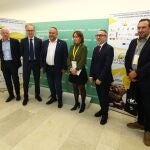 El director de la Mesa del Castaño de El Bierzo, Pablo Linares; el director de la Escuela de Ingeniería Agraria y Forestal de la Universidad de León, Luis Herráez; el presidente de la Diputación Provincial de León, Gerardo Álvarez Courel; la profesora de Ingeniería forestal de la ULE en el Campus de Ponferrada, Flor Taboada; el concejal de Seguridad Ciudadana y Fiestas del Ayuntamiento de Ponferrada, Carlos Cortina; y el alcalde de Corullón, Luis Alberto Arias, durante la inauguración de las Jornadas Internacionales Científico-Técnicas de Biocastanea 2023