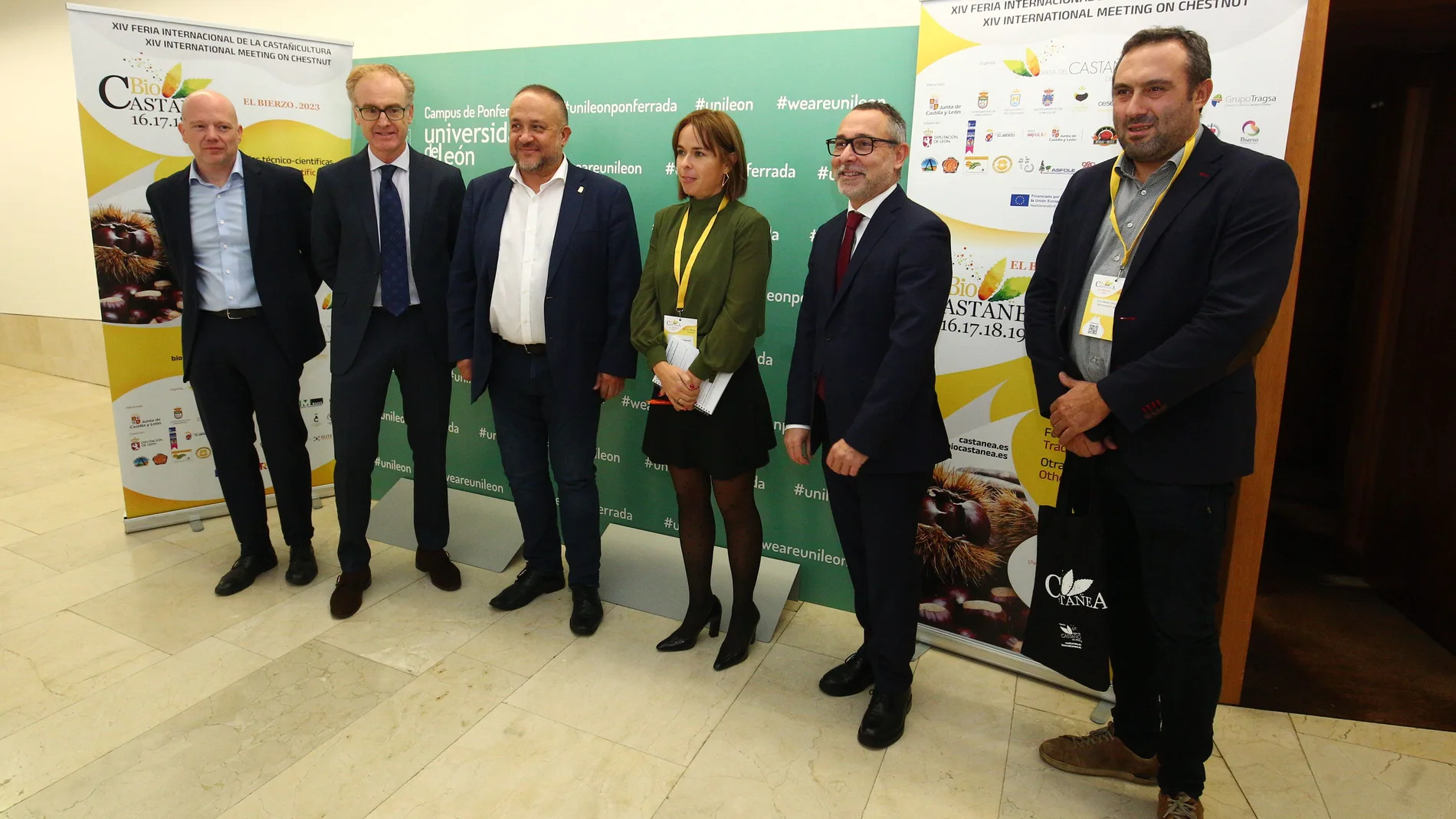 El director de la Mesa del Castaño de El Bierzo, Pablo Linares; el director de la Escuela de Ingeniería Agraria y Forestal de la Universidad de León, Luis Herráez; el presidente de la Diputación Provincial de León, Gerardo Álvarez Courel; la profesora de Ingeniería forestal de la ULE en el Campus de Ponferrada, Flor Taboada; el concejal de Seguridad Ciudadana y Fiestas del Ayuntamiento de Ponferrada, Carlos Cortina; y el alcalde de Corullón, Luis Alberto Arias, durante la inauguración de las Jornadas Internacionales Científico-Técnicas de Biocastanea 2023