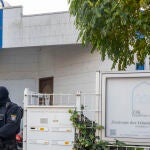 La Policía vigila el Centro de Cultura Islámica de Fráncfort, en Fráncfort, Alemania