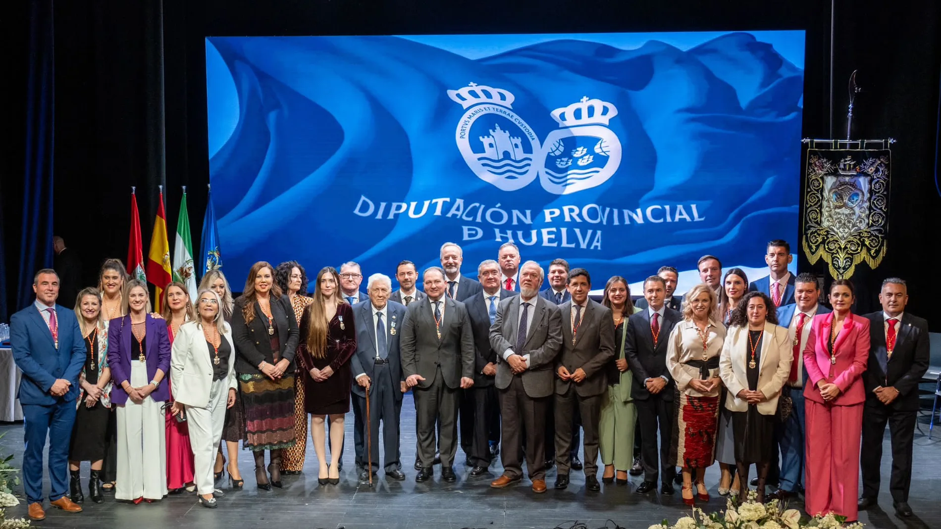 El presidente de la Diputación de Málaga, David Toscano, acompañado de premiados y otras personalidades de la provincia