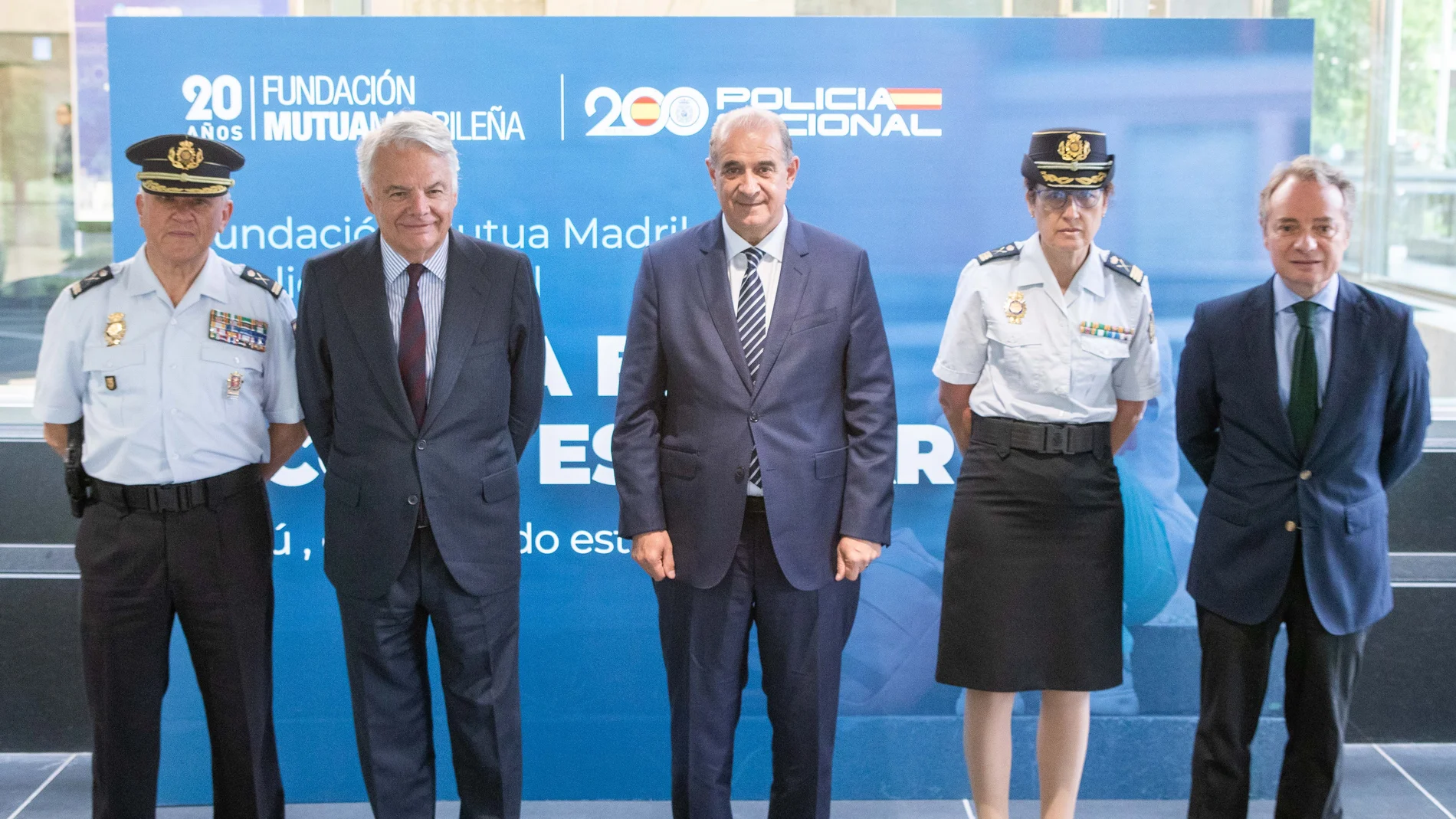 Presentación de la iniciativa conjunta contra el acoso escolar. En el centro, Ignacio Garralda, presidente del Grupo Mutua y de su fundación, y Francisco Pardo, director general de la Policía Nacional