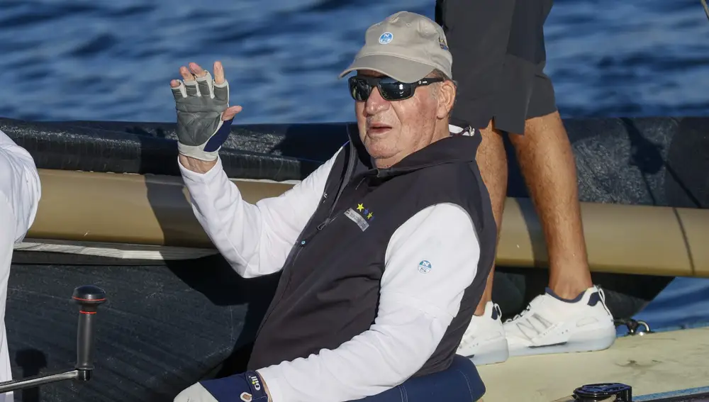 El rey Juan Carlos saluda este viernes en el Club Náutico de Sanxenxo, tras navegar en la VIII Regata Rey Juan Carlos I Corte Inglés. EFE/Lavandeira jr