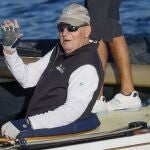  El rey Juan Carlos saluda este viernes en el Club Náutico de Sanxenxo, tras navegar en la VIII Regata Rey Juan Carlos I Corte Inglés. EFE/Lavandeira jr