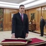 Pedro Sánchez (i) promete su cargo de presidente del Gobierno ante el rey Felipe VI (d) y un ejemplar de la Constitución, este viernes en el Salón de Audiencias del Palacio de la Zarzuela en Madrid. 
