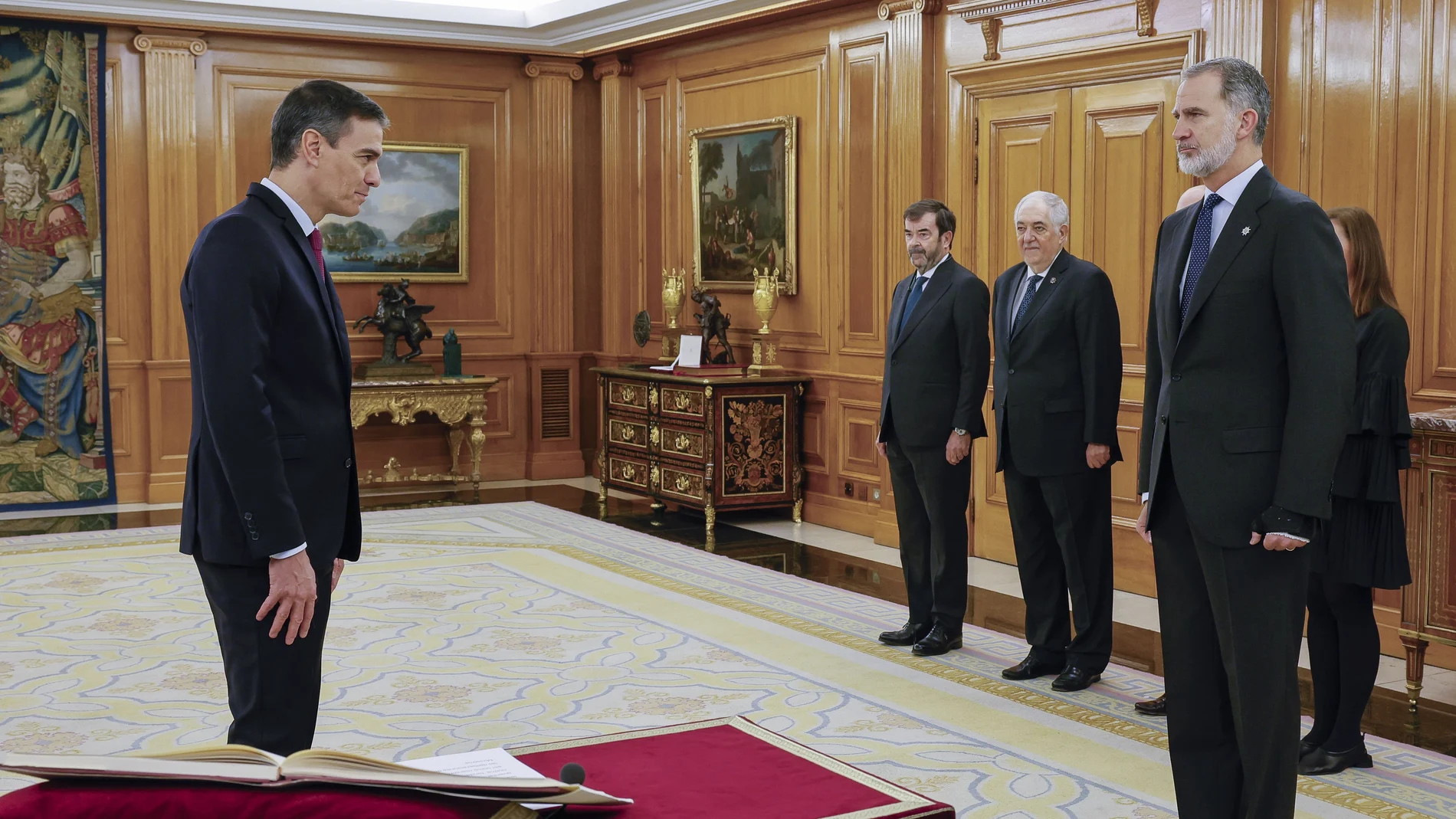 Pedro Sánchez (i) promete su cargo de presidente del Gobierno ante el rey Felipe VI (d) y un ejemplar de la Constitución, este viernes en el Salón de Audiencias del Palacio de la Zarzuela en Madrid.