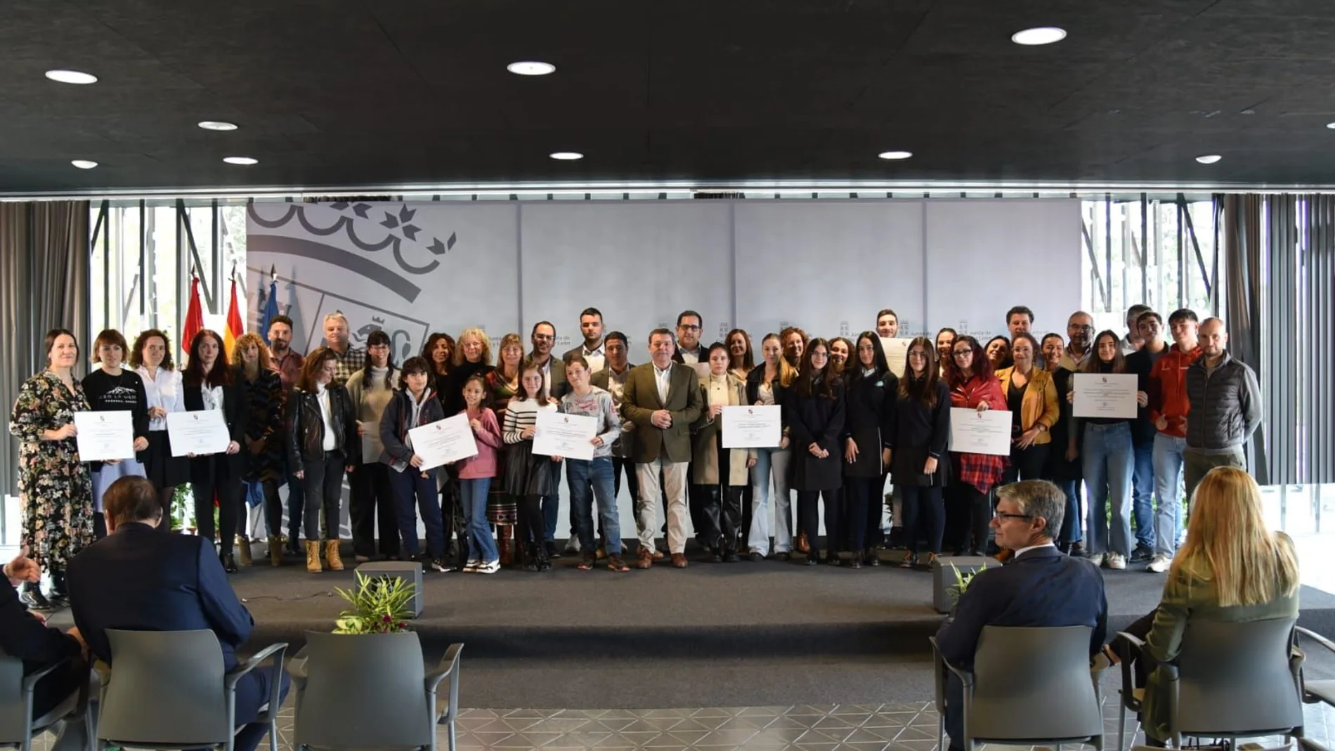Foto de familia del consejero González Gago junto a los premiados