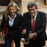 La vicepresidenta segunda y ministra de Trabajo y Economía Social, Yolanda Díaz y el ministro de Inclusión, Seguridad Social y Migraciones, José Luis Escrivá, durante una sesión plenaria, en el Congreso de los Diputados.