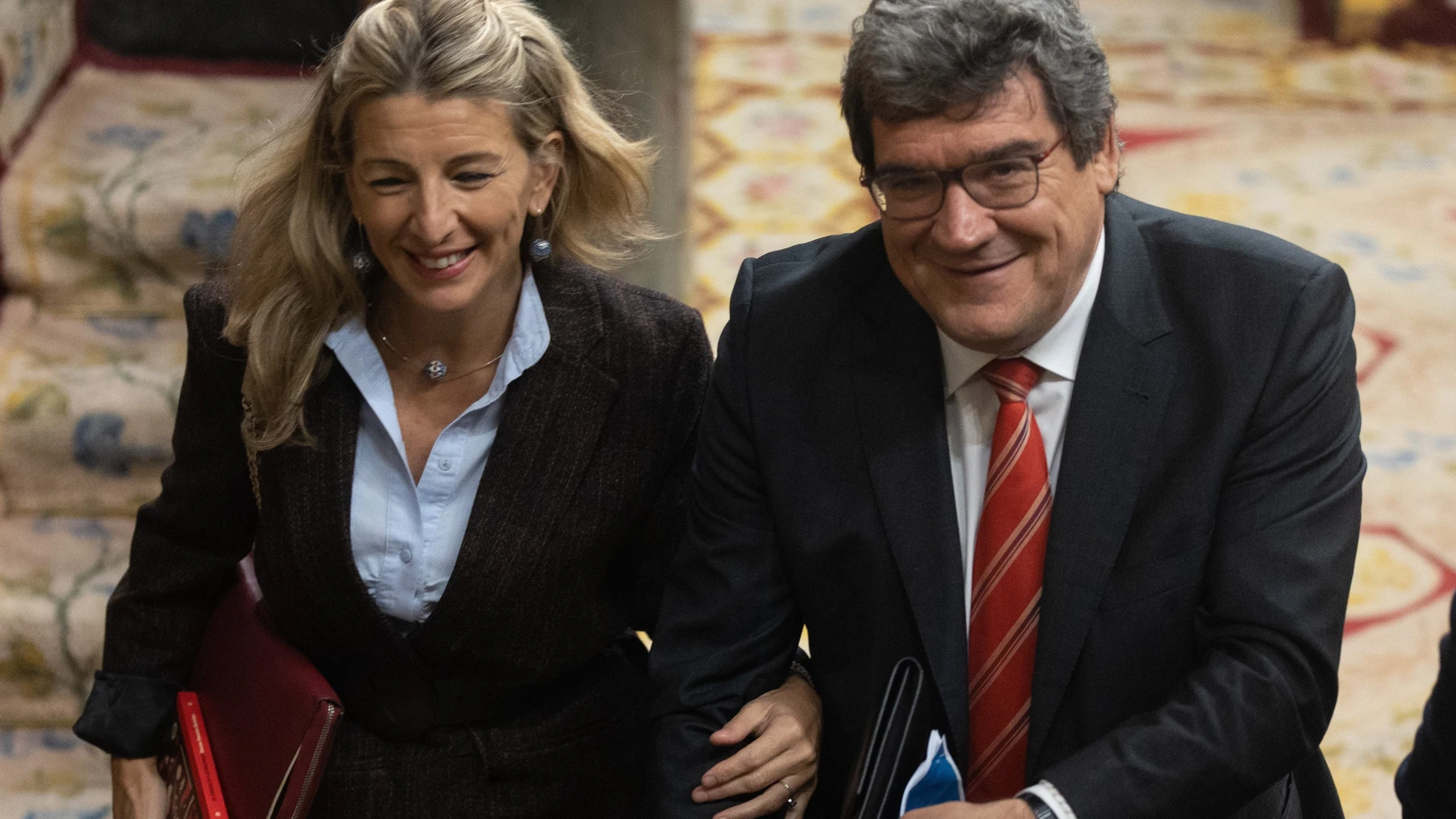 La vicepresidenta segunda y ministra de Trabajo y Economía Social, Yolanda Díaz y el ministro de Inclusión, Seguridad Social y Migraciones, José Luis Escrivá, durante una sesión plenaria, en el Congreso de los Diputados.