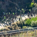 Más de 400 inmigrantes subsaharianos intentan entrar en Ceuta en un salto masivo