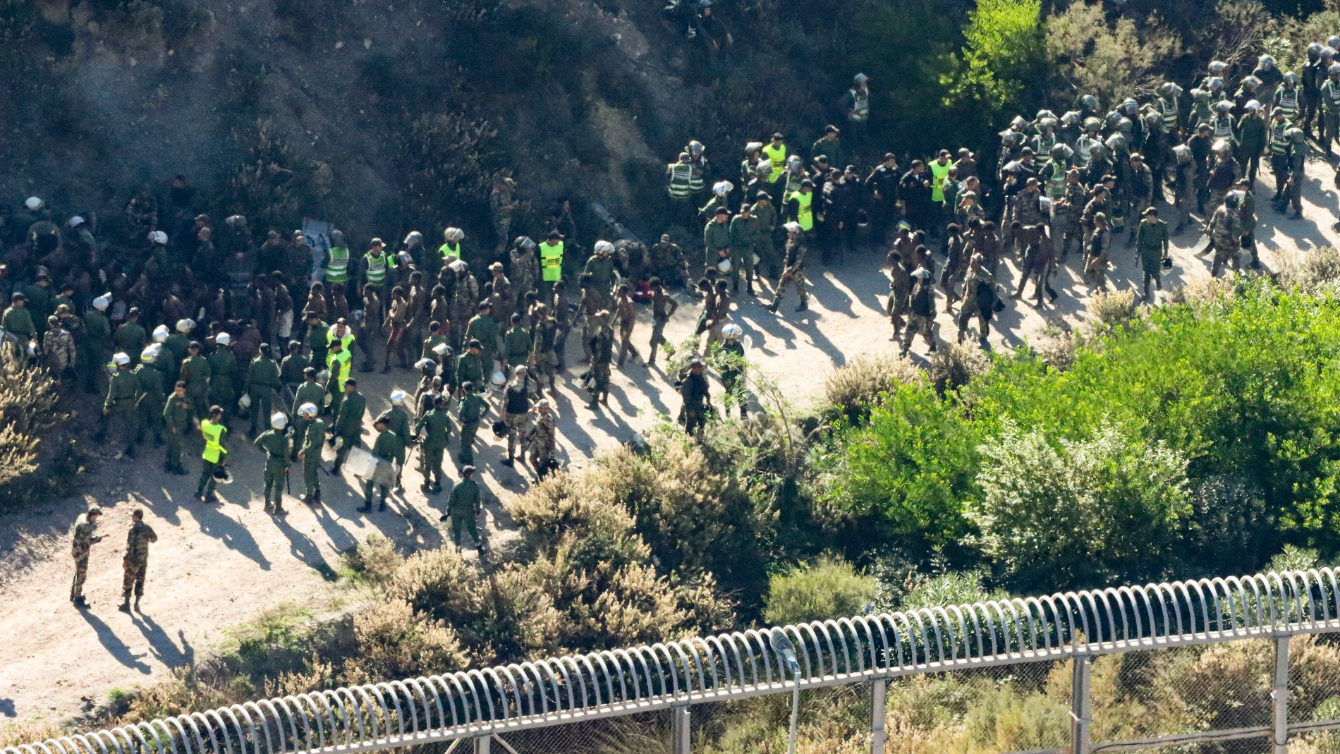 CEUTA, 17/11/2023.- Más de 400 inmigrantes subsaharianos han intentado este viernes entrar en Ceuta en un salto masivo que ha sido contenido por Marruecos, aunque la Guardia Civil todavía se mantiene alerta en el perímetro fronterizo ante la posibilidad de que nuevos grupos vuelvan a tratar de hacerlo, al haberse separado. EFE/ Reduan Dris