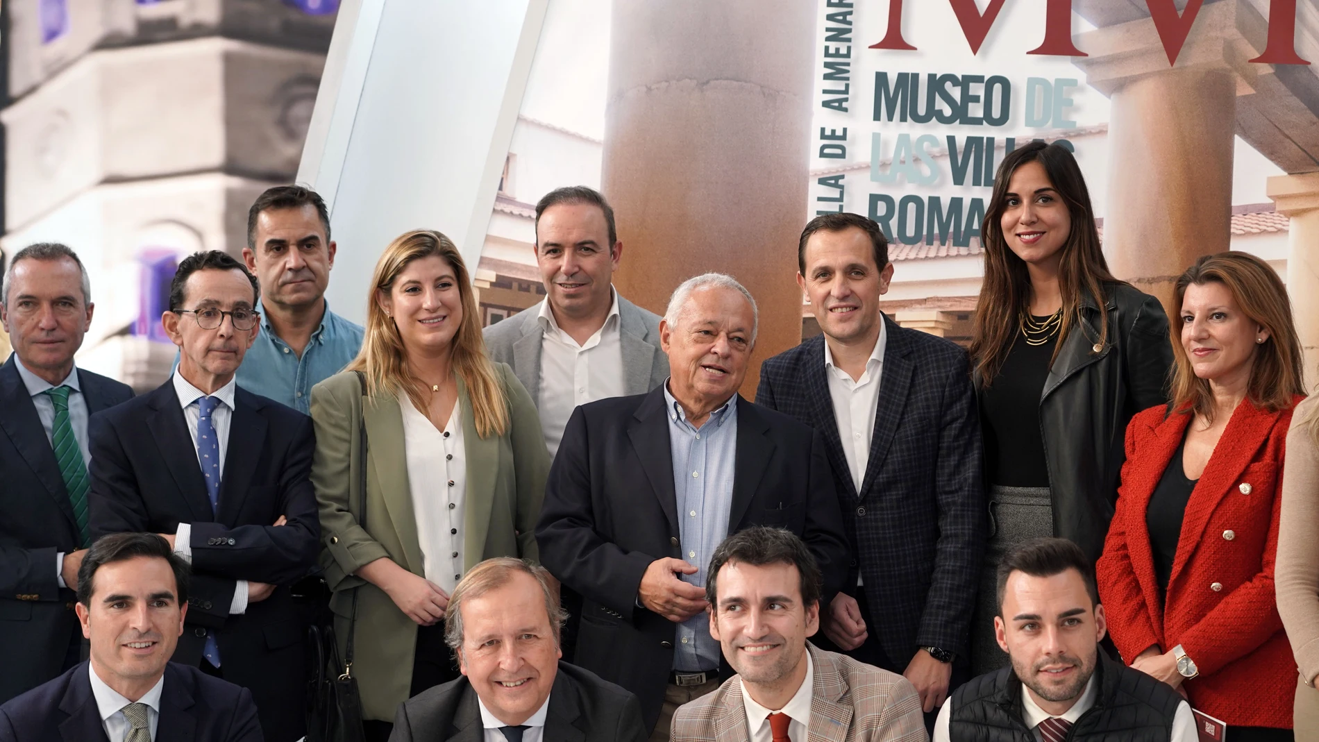 El consejero Gonzalo Santonja junto a los representantes de Valladolid