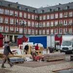 Montaje de las casetas del mercadillo de Navidad de la Plaza Mayor de Madrid. © Alberto R. Roldán / Diario La 