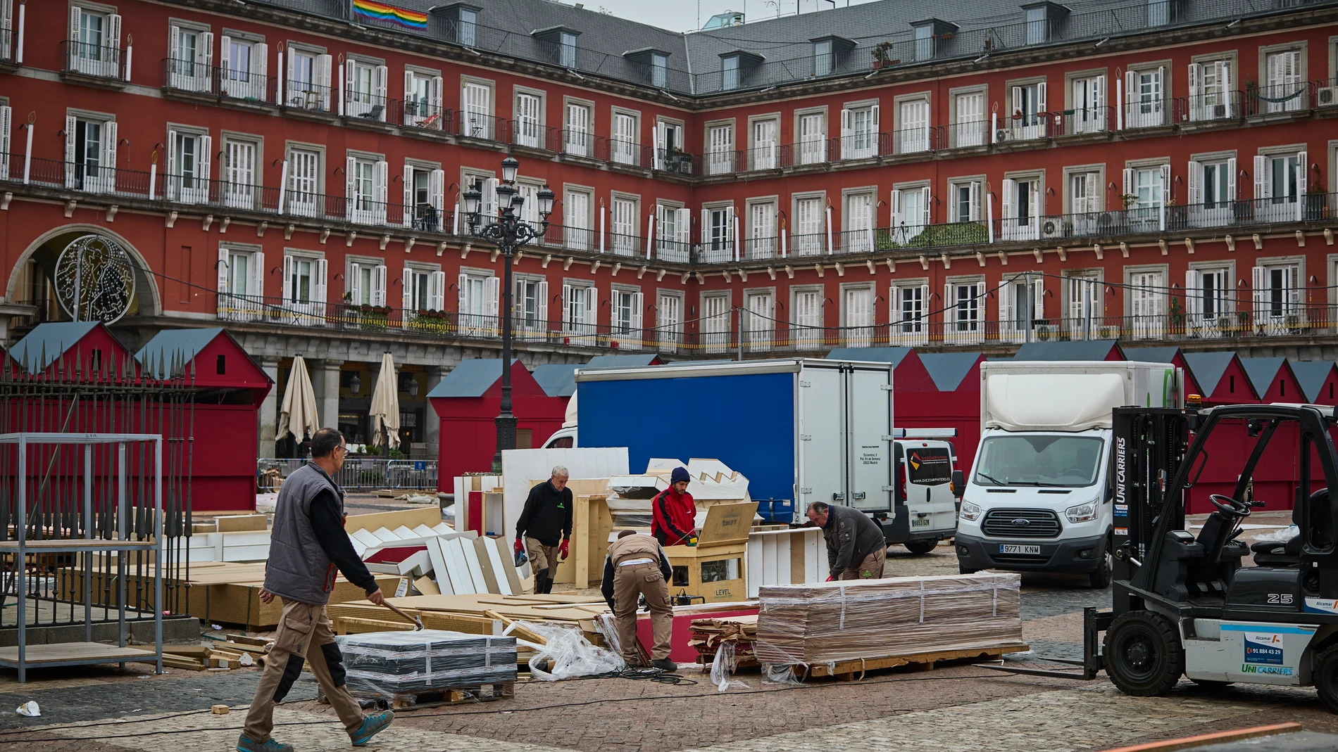 Montaje de las casetas del mercadillo de Navidad de la Plaza Mayor de Madrid. © Alberto R. Roldán / Diario La Razón. 17 11 2023