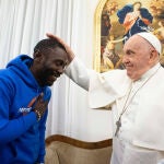 El papa recibe a un migrante de Camerún que perdió a su esposa y su hija en el desierto