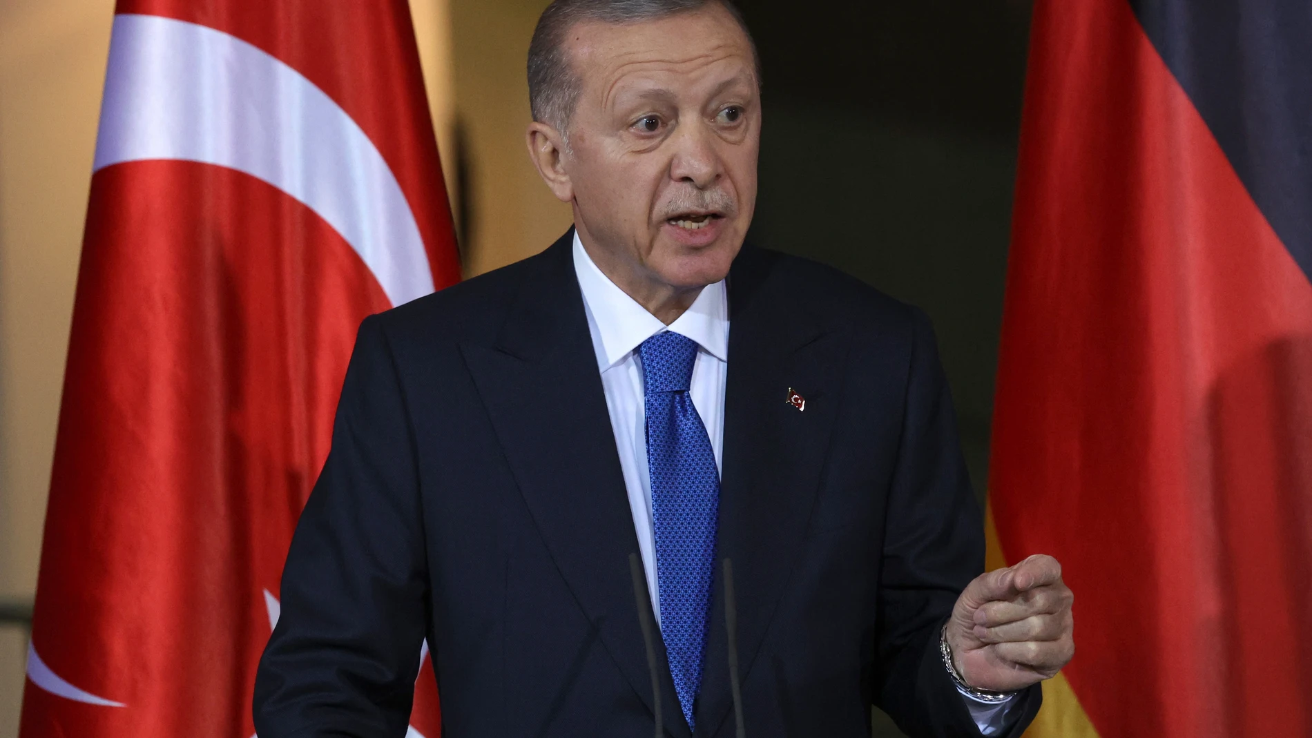 Berlin (Germany), 17/11/2023.- Turkish President Recep Tayyip Erdogan speaks during a press conference with German Chancellor Olaf Scholz, at the Federal Chancellery in Berlin, Germany, 17 November 2023. Turkish President Recep Tayyip Erdogan is on a one-day visit to Germany for talks with Chancellor Scholz and President Steinmeier. (Alemania, Turquía) EFE/EPA/FILIP SINGER