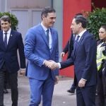 El presidente del Gobierno, Pedro Sánchez, y el jefe del Ejecutivo andaluz, Juanma Moreno, en una imagen de archivo