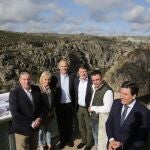 El jefe del Ejecutivo autonómico, en las instalaciones formativas de la presa junto a Fáundez, Leticia García, Ruiz-Tagle y Fernández Carriedo