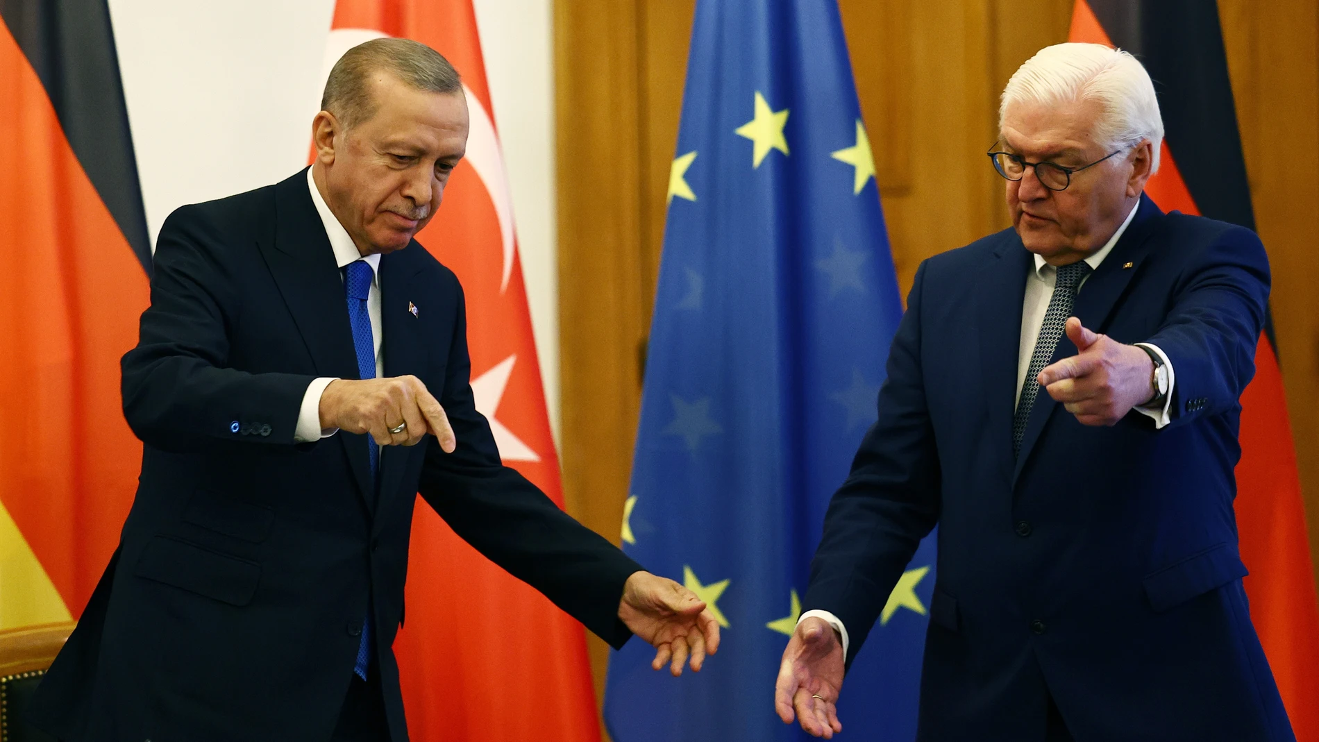Berlin (Germany), 10/11/2023.- German President Frank-Walter Steinmeier (R) welcomes Turkish President Recep Tayyip Erdogan at Bellevue Palace in Berlin, Germany, 17 November 2023. Erdogan is on two-day visit to Germany for talks with the German chancellor and president. (Alemania, Turquía) EFE/EPA/FILIP SINGER