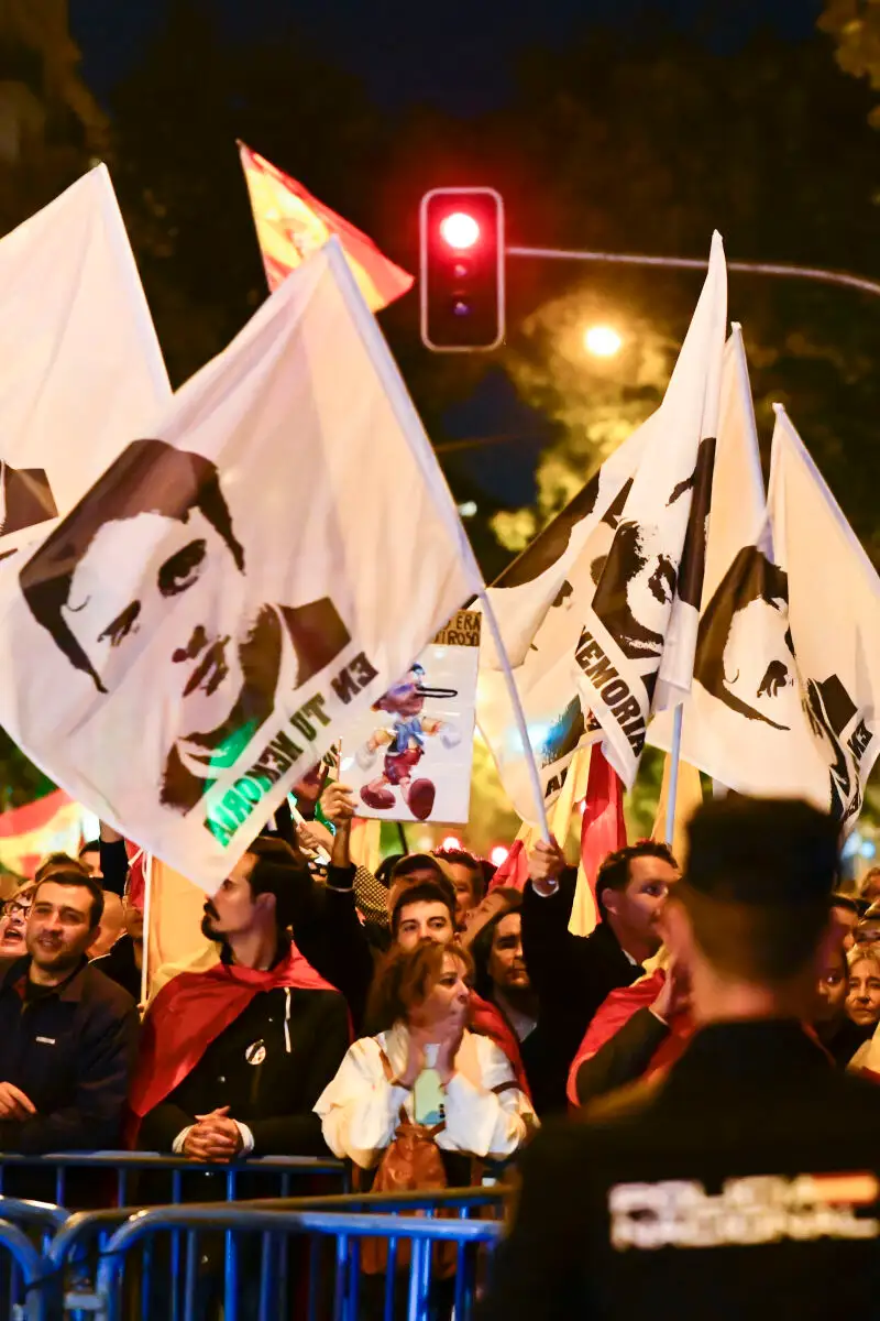 Concentración contra la amnistía frente a la la sede del PSOE en Ferraz