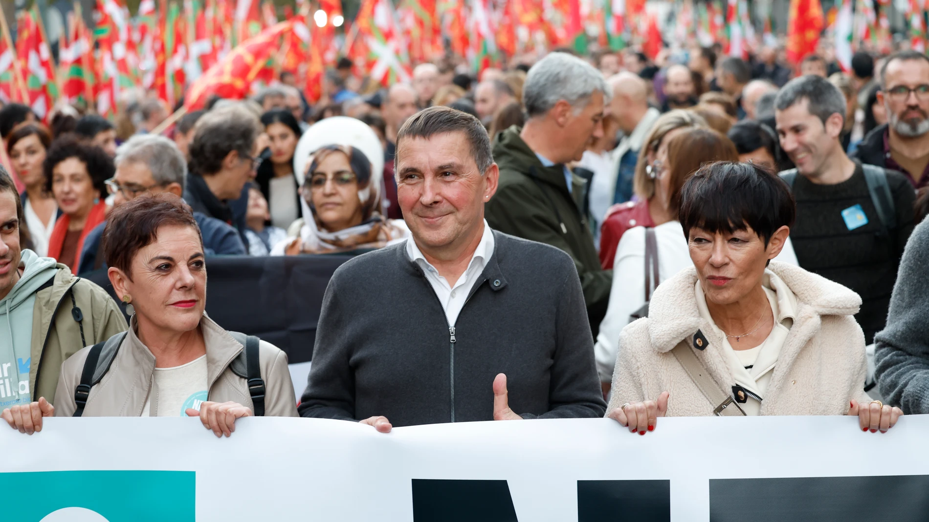 BILBAO, 18/11/2023.- El coordinador general de EH Bildu, Arnaldo Otegui (c) junto a la portavoz en el Congreso, Mertxe Aizpurua (i), entre otros, participan en la manifestación que miles de personas han llevado a cabo este sábado en Bilbao bajo el lema "Nazioa gara" (somos una nación). EFE/Miguel Toña