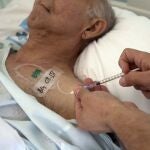 Un médico proporciona cuidados paliativos 