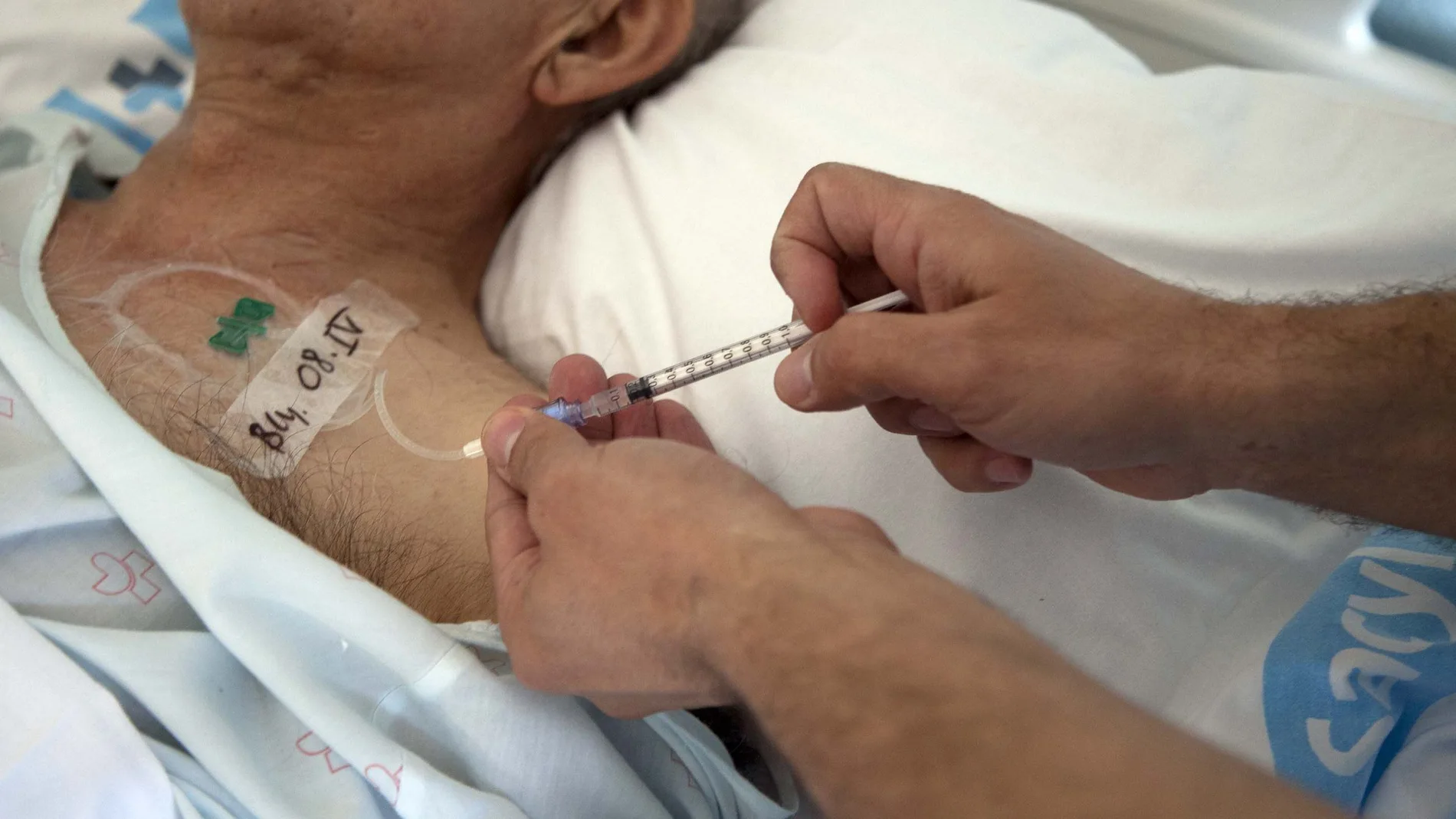 Un médico proporciona cuidados paliativos