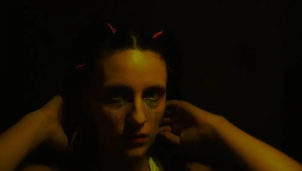 Aitana Ahrens, protagoniste y co-directore, junto a Miguel Guindos, de "Cleo vendrá esta noche"