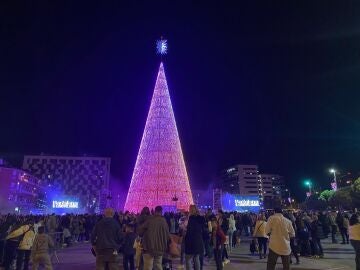 Albiol enciende el árbol de Navidad de Badalona (Barcelona): "Es el más grande del país"