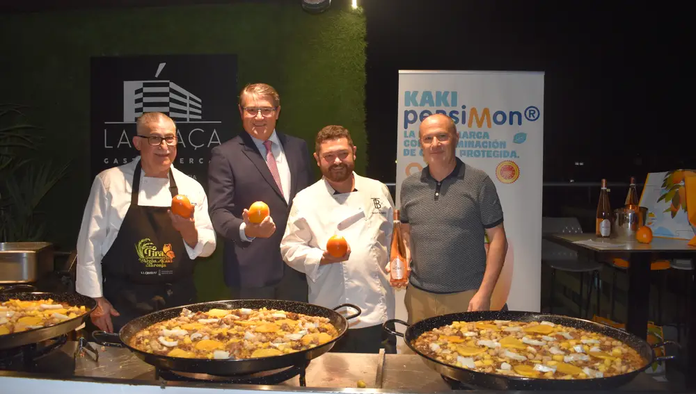el chef Salvador Barberá, del restaurante Tabick, junto a Julio Martínez, de Ca Ladio, elaboraron el arroz en el Gastro Mercat