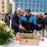 Carnero deposita una flor en recuerdo de las víctimas en accidente de tráfico