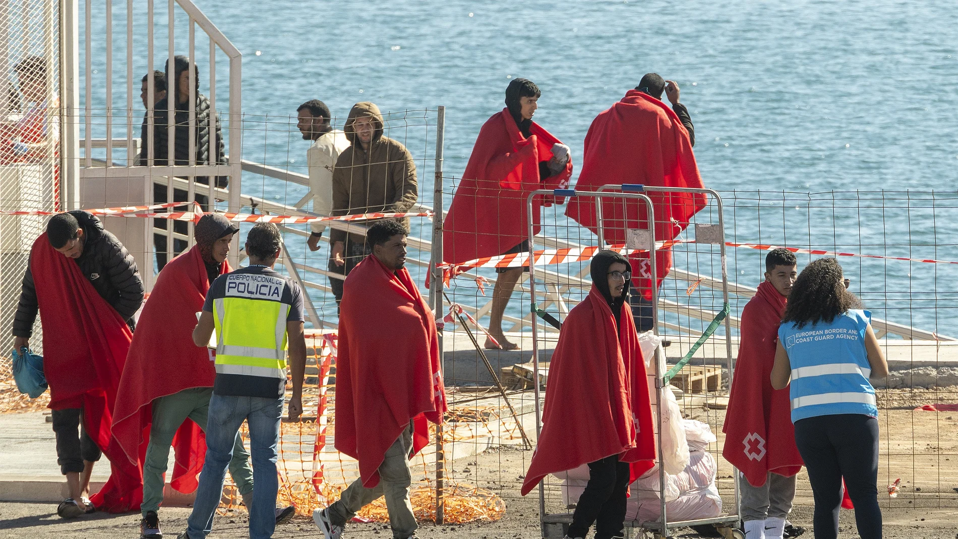 La Salvamar Al Nair ha rescatado hoy domingo a 49 personas de origen magrebí, entre ellas 3 mujeres y un menor, cuando viajaban en una embarcación al este de Lanzarote. Todos han sido trasladados al puerto de Arrecife.