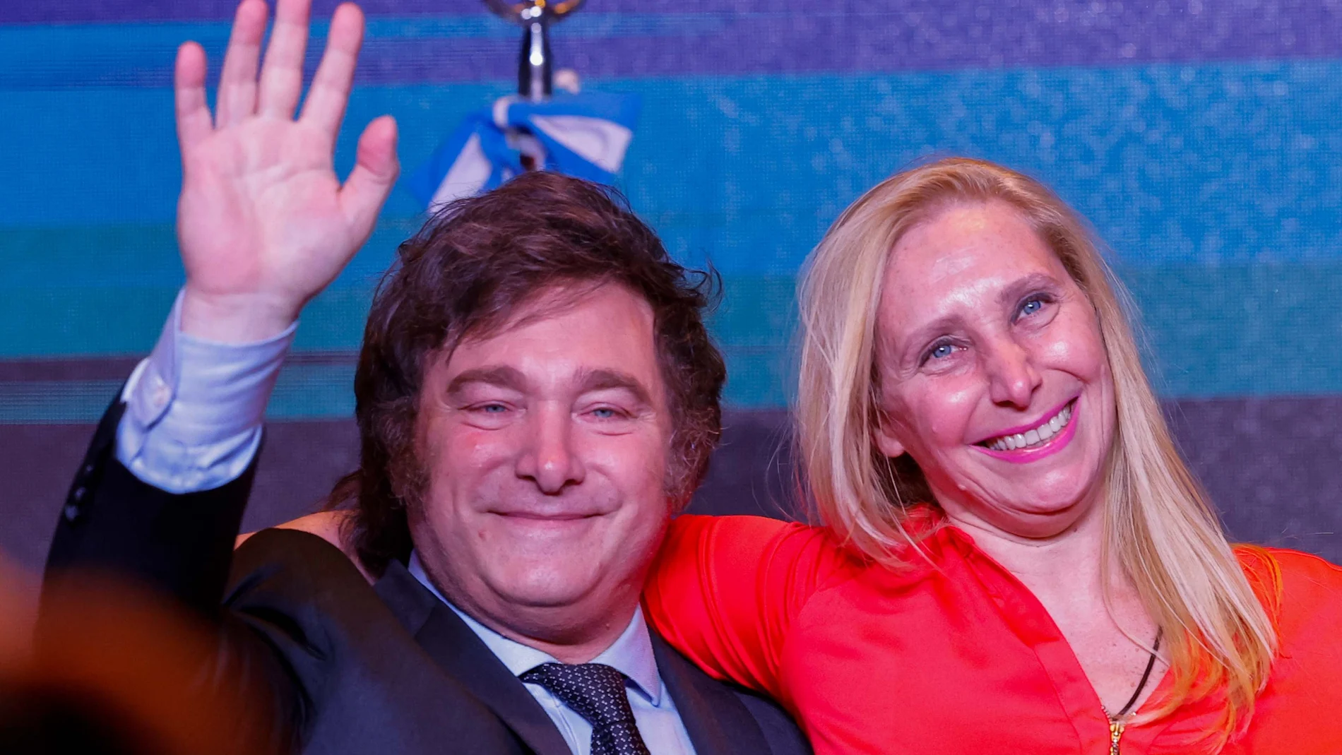 El presidente electo de Argentina, Javier Milei, celebra junto a su hermana y jefa de campaña, Karina Milei, tras conocer los resultados que le dieron como ganador del balotaje