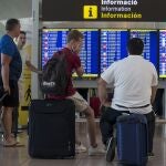 GRA043. EL PRAT DE LLOBREGAT (BARCELONA), 06/08/2017.- Las colas para acceder al control de seguridad del Aeropuerto de Barcelona-El Prat continúan debido a los paros que llevan a cabo los trabajadores de Eulen, la empresa que gestiona este servicio. El Aeropuerto de El Prat ha vivido el primer paro de la huelga parcial de hoy, de 05.30 a 06.30 horas, con pocas colas, a la espera de la reunión que mantendrán esta mañana la empresa Eulen, encargada de la seguridad en el centro, y el comité de empresa, convocados por Aena para intentar evitar nuevos paros. EFE/Quique García