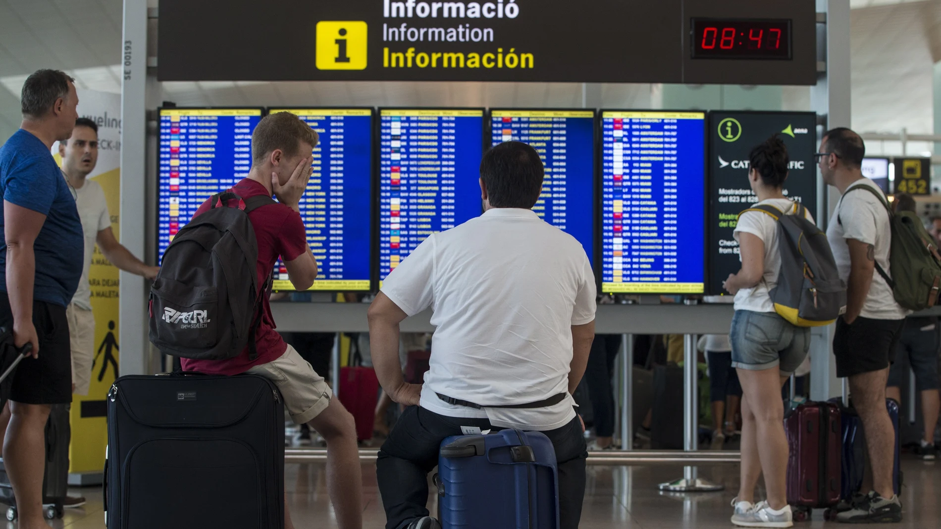 GRA043. EL PRAT DE LLOBREGAT (BARCELONA), 06/08/2017.- Las colas para acceder al control de seguridad del Aeropuerto de Barcelona-El Prat continúan debido a los paros que llevan a cabo los trabajadores de Eulen, la empresa que gestiona este servicio. El Aeropuerto de El Prat ha vivido el primer paro de la huelga parcial de hoy, de 05.30 a 06.30 horas, con pocas colas, a la espera de la reunión que mantendrán esta mañana la empresa Eulen, encargada de la seguridad en el centro, y el comité de empresa, convocados por Aena para intentar evitar nuevos paros. EFE/Quique García