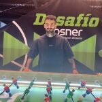 Rubén García jugando al futbolín en el evento organizado por Kosner