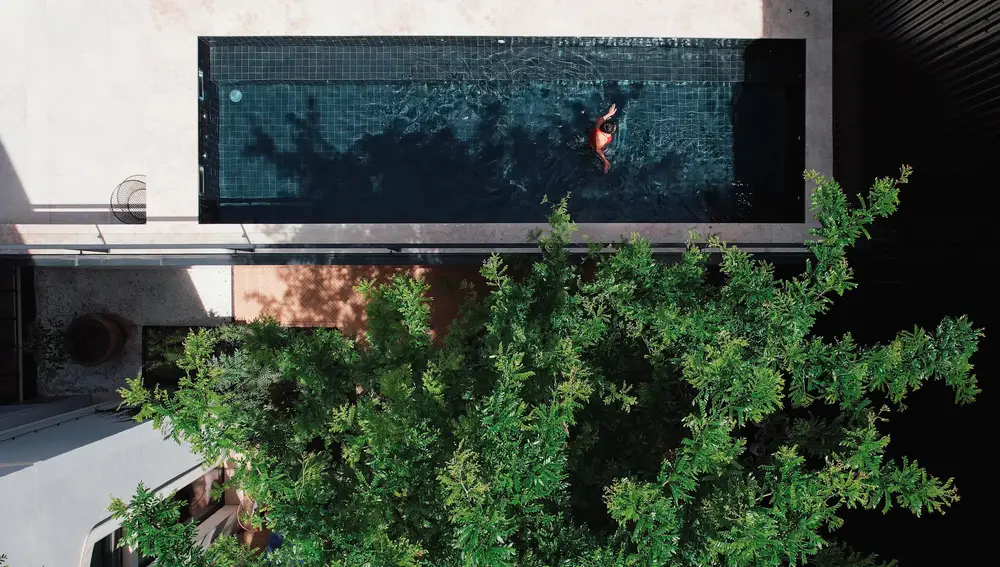 Disfrutar de esta piscina de agua caliente es una tentación irresistible