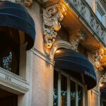 Su fachada, ricamente decorada, es un signo distintivo del hotel