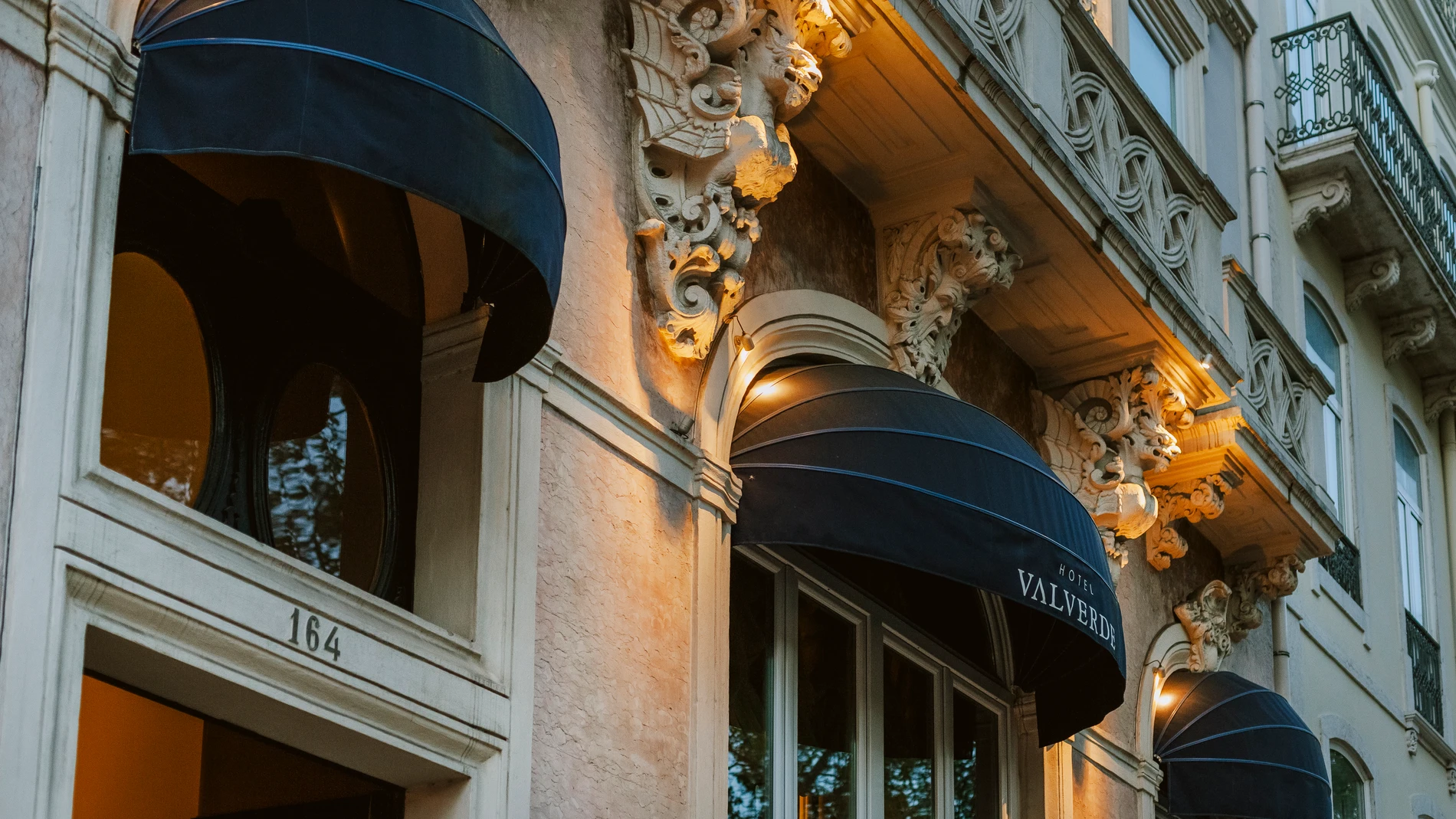Su fachada, ricamente decorada, es un signo distintivo del hotel