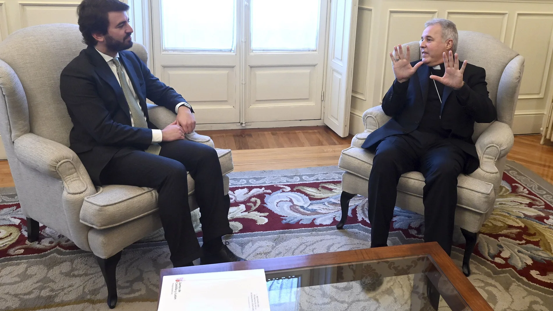 Un instante de la reunión entre el vicepresidente de la Junta, Juan García-Gallardo, y el arzobispo de Burgos, Mario Iceta