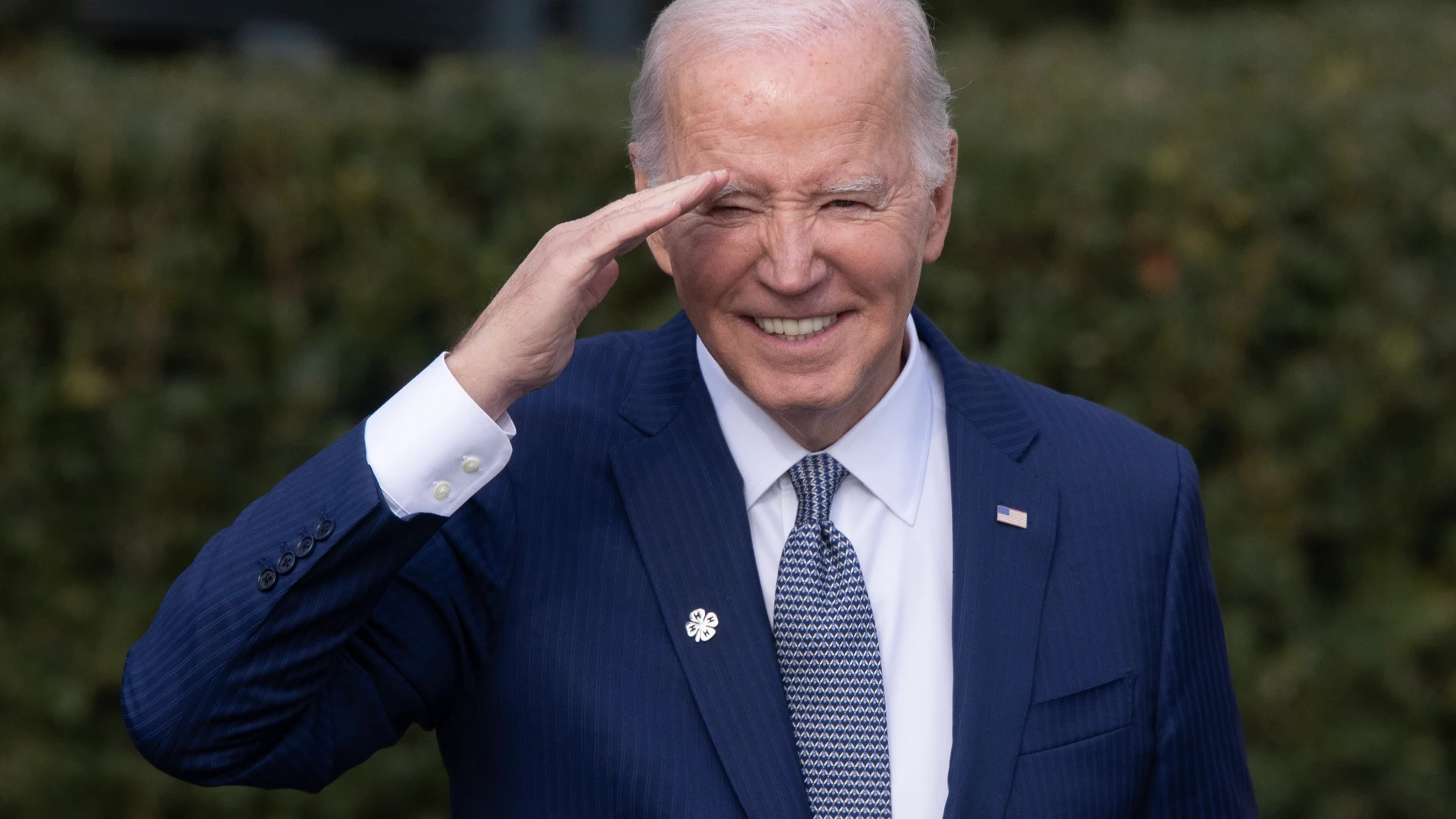 Washington (United States), 20/11/2023.- US President Joe Biden salutes toward the crowd after pardoning the National Thanksgiving Turkey 'Liberty' and alternate 'Bell' during the 76th anniversary of the National Thanksgiving Turkey presentation on the South Lawn of the White House in Washington, DC, USA, 20 November 2023. President Biden spent part of his eighty-first birthday on 20 November pardoning the turkeys Liberty and Bell. The pardoning ceremony is an annual tradition held ahead of t...